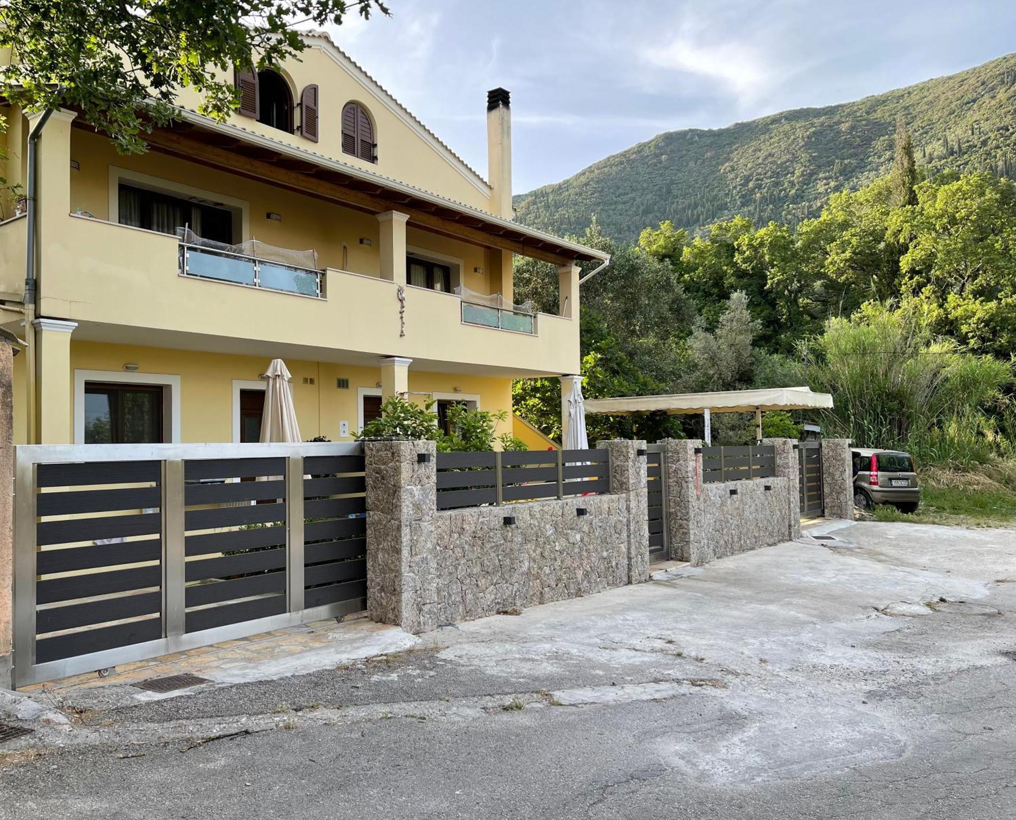 Natashas Apartments Ipsos Bagian luar foto